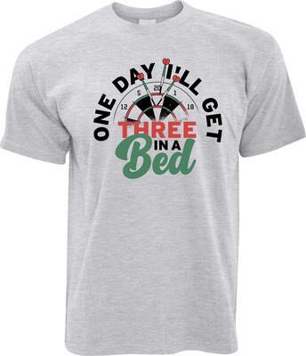 Ich Werde DREI Get In The Bed Darts T-Shirt bei Amazon bestellen
