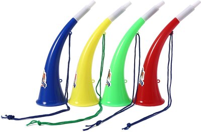 Manyo Fußball aus Kunststoff, Fußball, Vuvuzela, Stadionhorn, mit Ox Horn Shape Game, Ventilatoren, Cheerleading Ravitaillement Props Kid Trompete Party Toy Random bei Amazon bestellen