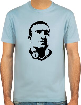 SpielRaum T-Shirt Eric Cantona ::: Farbauswahl: SkyBlue, Sand, Weiß oder Deepred ::: Größen: S-XXL ::: Fußball-Kult bei Amazon bestellen