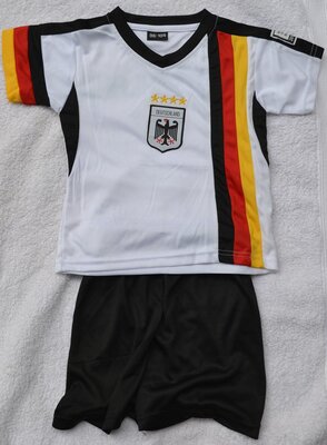 WM 2014 Deutschland Kinder Trikot MIT Hose 4 Sterne GR 110/116 bei Amazon bestellen